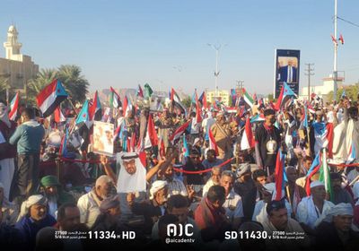 حشود احتفالية سيئون تجدد تفويضها للرئيس الزُبيدي