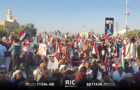 حشود احتفالية سيئون تجدد تفويضها للرئيس الزُبيدي