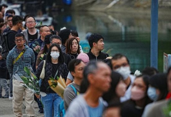 تدفق حشود لتأبين قتلى الحريق بهونج كونج