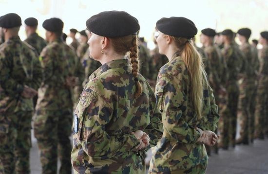 السويسريون يرفضون الخدمة الوطنية الإلزامية للنساء