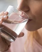 أهمية شرب الماء الدافئ قبل النوم