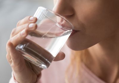 أهمية شرب الماء الدافئ قبل النوم