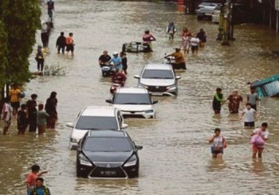 حصيلة قتلى الفيضانات في إندونيسيا تتخطى الـ500