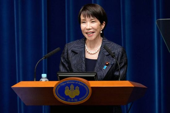 رئيسة وزراء اليابان تؤكد جاهزية الحكومة للتدخل في سوق الصرف