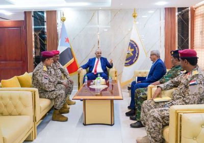 الرئيس الزُبيدي: استقرار سقطرى يحول الجزيرة وجهة سياحية عالمية