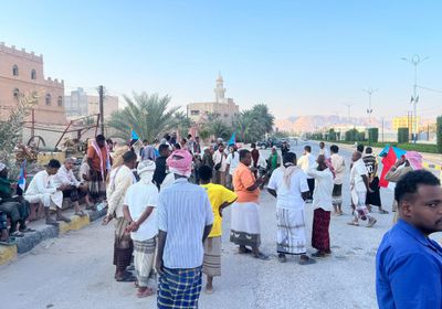 معتصمو سيئون يتصدون لمحاولات تفريقهم إصرارا على مطالبهم