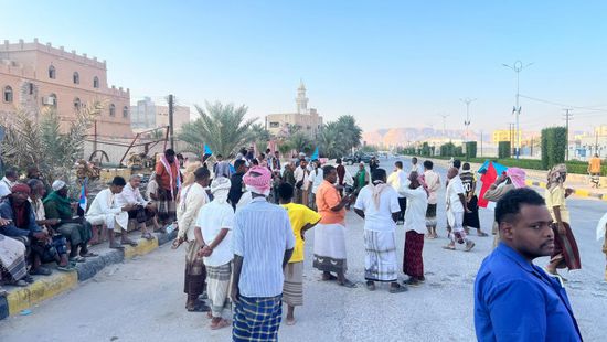 معتصمو سيئون يتصدون لمحاولات تفريقهم إصرارا على مطالبهم