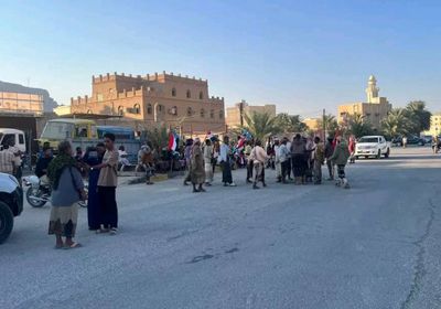 معتصمو سيئون يتعهدون بردّ شعبي قوي على اعتداءات "العسكرية الأولى"