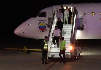 فنزويلا تسمح باستئناف ترحيل مهاجرين غير قانونيين جوًا من الولايات المتحدة