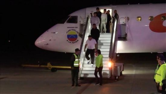 فنزويلا تسمح باستئناف ترحيل مهاجرين غير قانونيين جوًا من الولايات المتحدة