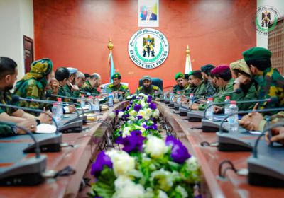 قيادة الحزام الأمني تناقش جاهزية الوحدات وتطوير الأداء الميداني