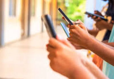 البرلمان في تشيلي يحظر الهواتف المحمولة في المدارس