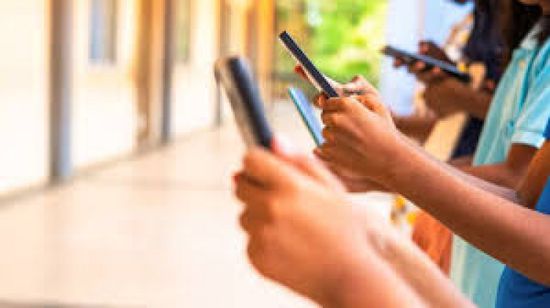 البرلمان في تشيلي يحظر الهواتف المحمولة في المدارس