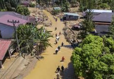 استياء في إندونيسيا مع انتظار الناجين من الفيضانات المساعدات