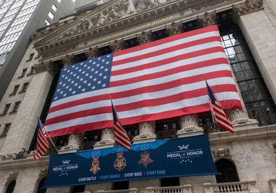 هيئة الأوراق المالية الأمريكية تحقق مع "جيفريز"