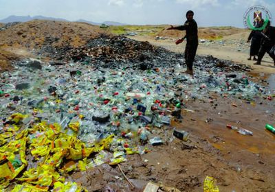 الحزام الأمني يعلن إتلاف 1762 قارورة خمور بإشراف النيابة