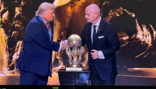  ترامب يحصل علي جائزة "الفيفا" للسلام