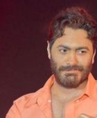 مقطع فيديو يوثق أول ظهور لتامر حسني عقب الأزمة الصحية