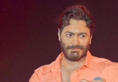 مقطع فيديو يوثق أول ظهور لتامر حسني عقب الأزمة الصحية