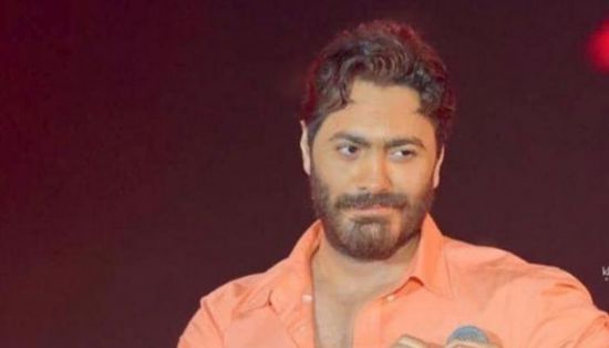 مقطع فيديو يوثق أول ظهور لتامر حسني عقب الأزمة الصحية