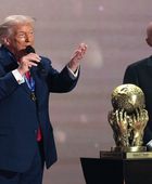 ترامب يحصد جائزة فيفا للسلام