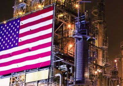 إنتاج النفط الأمريكي يسجل مستوى قياسيا رغم تخمة المعروض