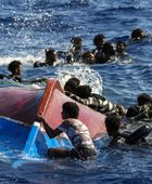 العثور على 17 مهاجرًا غرق قاربهم جنوب كريت