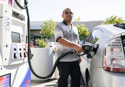 سعر البنزين في أمريكا يتراجع لأدنى مستوى بـ 4 سنوات