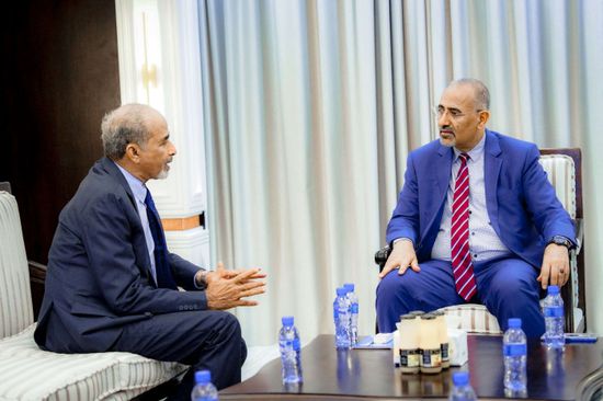 الرئيس الزُبيدي يبحث مع الصبيحي التنسيق بين الوحدات الأمنية والعسكرية