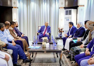 وفد من أبناء المهرة يهنئ الرئيس الزُبيدي بانتصارات القوات الجنوبية