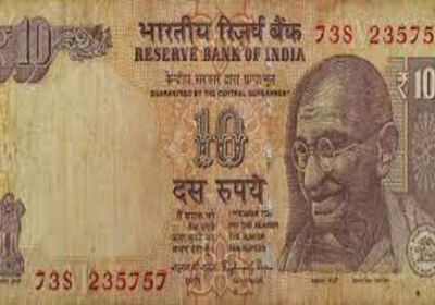 الروبية الهندية تسجل أدنى مستوى تاريخي مقابل الدولار