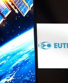 سهم "يوتلسات" يهبط بعد بيع "سوفت بنك" لنصف حصتها