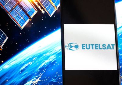 سهم "يوتلسات" يهبط بعد بيع "سوفت بنك" لنصف حصتها