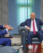 الرئيس الزُبيدي يطلع على سير العمل في البنك المركزي وفروعه