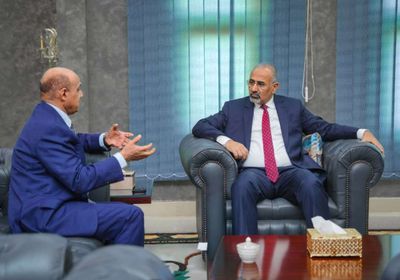 الرئيس الزُبيدي يطلع على سير العمل في البنك المركزي وفروعه