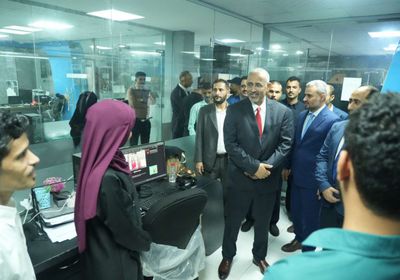 الرئيس الزُبيدي يتفقد قطاع الإذاعة والتلفزيون الجنوبي