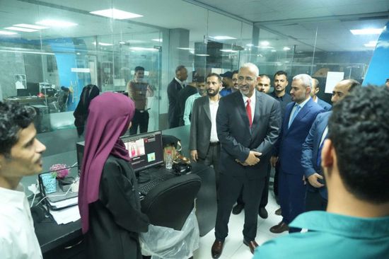 الرئيس الزُبيدي يتفقد قطاع الإذاعة والتلفزيون الجنوبي