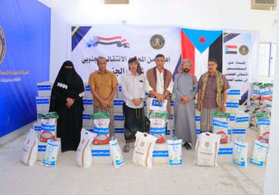 الانتقالي يوزع سلال غذائية مقدَّمة من الرئيس الزُبيدي بوادي حضرموت