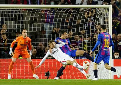 برشلونة يحول تأخره لفوز مثير على آنتراخت فرانكفورت