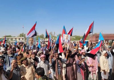 أبناء المناطق الغربية بوادي حضرموت يتظاهرون دعماً للقوات الجنوبية