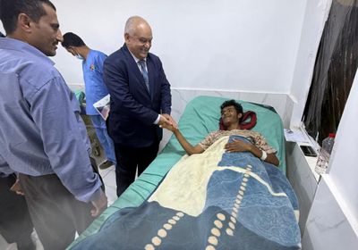 وزير الخدمة المدنية يطمئن على جرحى القوات الجنوبية في مستشفى عبود