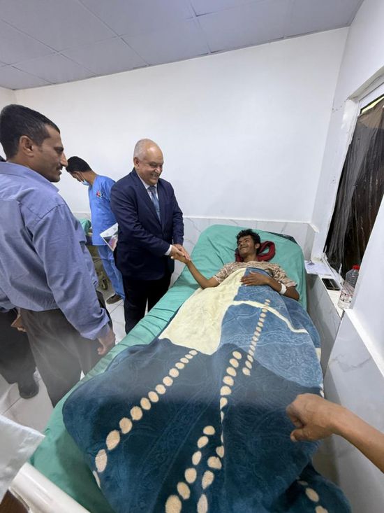 وزير الخدمة المدنية يطمئن على جرحى القوات الجنوبية في مستشفى عبود