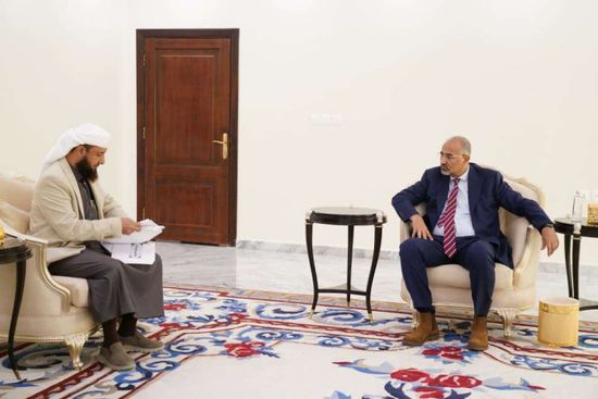 الرئيس الزُبيدي يشدد على دور الأوقاف بنشر ثقافة التسامح والتكافل المجتمعي