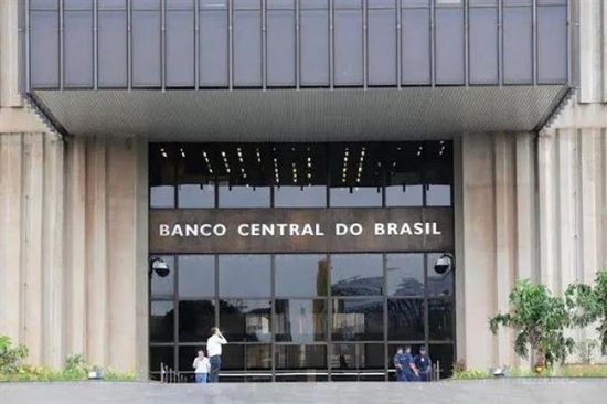 المركزي البرازيلي يبقي على سعر الفائدة دون تغيير