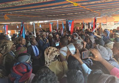 توافد أبناء مديرية الصعيد إلى مخيم الاعتصام الشعبي