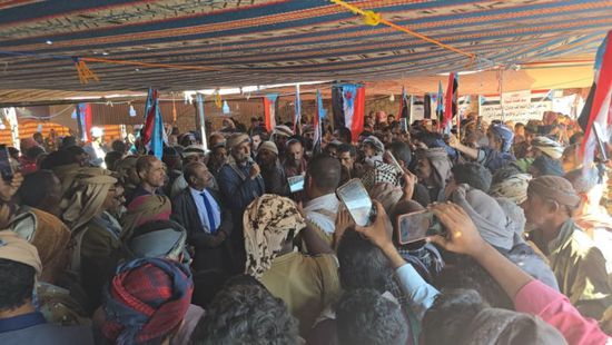 توافد أبناء مديرية الصعيد إلى مخيم الاعتصام الشعبي