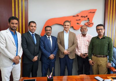 محافظ عدن يتابع ترتيبات إطلاق مسابقة شاعر البندر