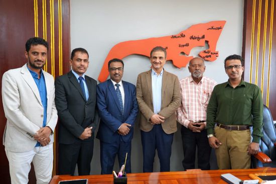 محافظ عدن يتابع ترتيبات إطلاق مسابقة شاعر البندر