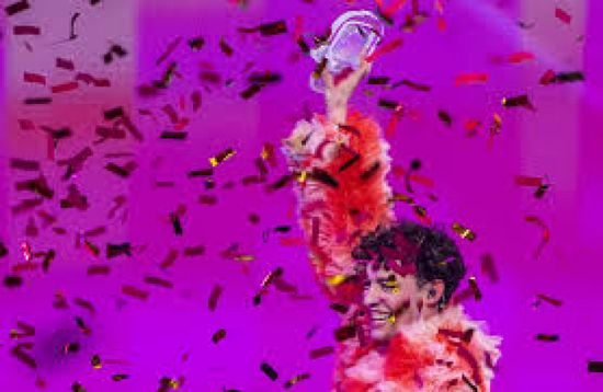 نيمو الفائز بجائزة يوروفيجن يعيد الكأس احتجاجًا على مشاركة إسرائيل