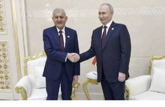 الرئيس الروسي يلتقي نظيره العراقي في العاصمة التركمانستانية عشق آباد